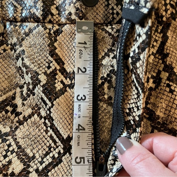 Good American Good Classic Faux Snake Skin Pants, size 4, NWOT - Picture 8 of 11